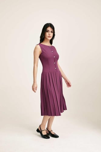 فستان بلا أكمام مزين بكسرات