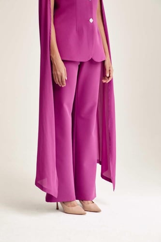 بنطلون بأرجل واسعة من أسفل