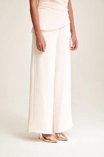 بنطلون بقصة واسعة