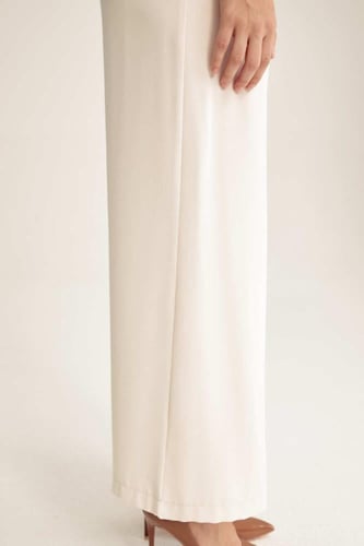 بنطلون بأرجل واسعة