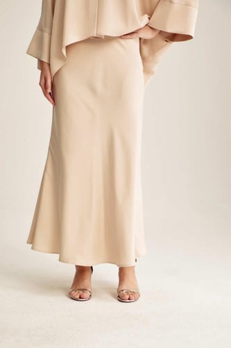 تنورة بقصة واسعة من أسفل