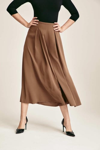 بنطلون ميدي بأرجل واسعة