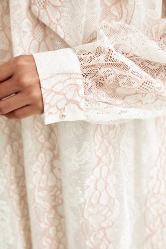 فستان دانتيل بطبقتين