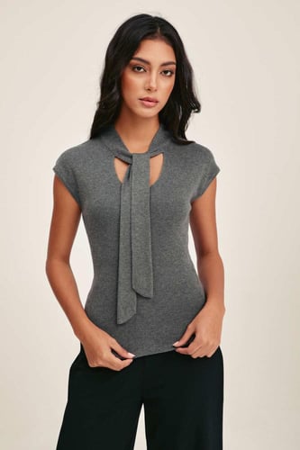 بلوزة بياقة بربطة