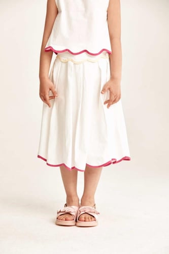 تنورة بكسرات بحواف غير متماثلة