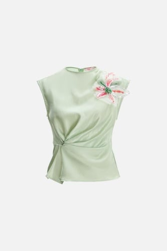 بلوزة درابية مزينة بوردة