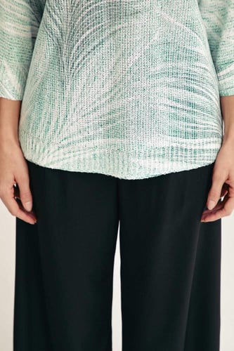 بلوزة مشجرة بقصة فضفاضة بتفاصيل لامعة