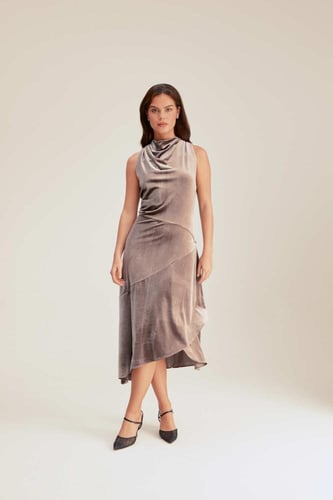 فستان مخمل بياقة متدلية