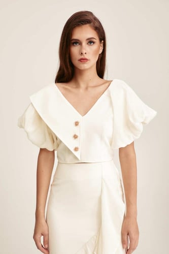 بلوزة قصيرة بأكمام منفوخة