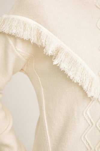 كنزة مزينة بالشراشيب