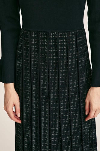 فستان بكسرات وتفاصيل لامعة