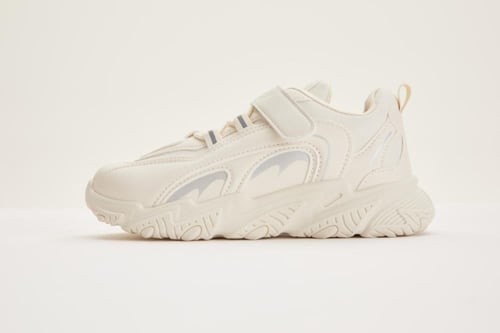 حذاء رياضي بشريط إغلاق