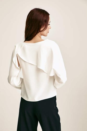 بلوزة واسعة بتفاصيل معدنية