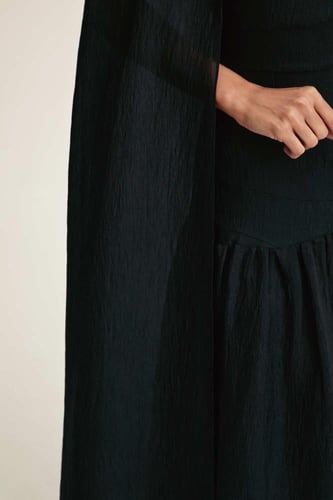 فستان بلا أكمام بكاب