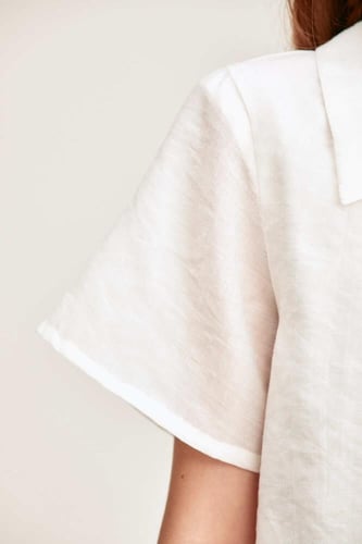 بلوزة بأكمام قصيرة مكشكشة