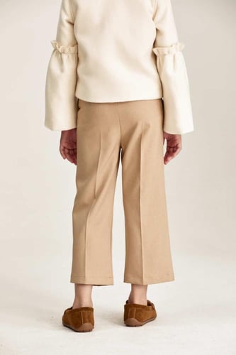 بنطلون بقصة مستقيمة