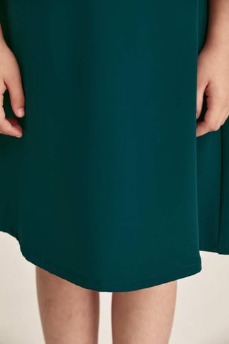 فستان بلا أكمام بتفاصيل لامعة