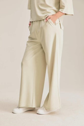 بنطلون واسع بخصر مطاطي