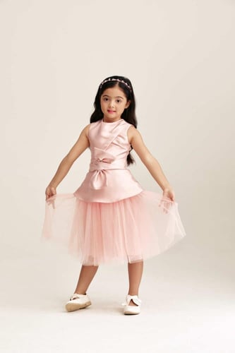 بلوزة بلا أكمام مزينة بفيونكة