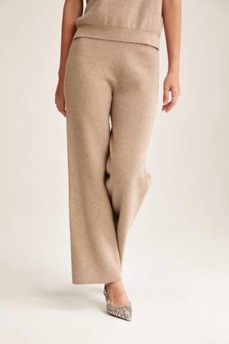 بنطلون بقصة أرجل واسعة