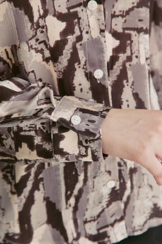 قميص مزين بطبعات