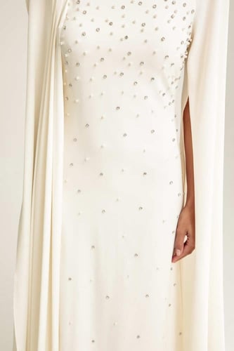 فستان بأكمام كيب مٌزين باللؤلؤ