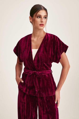 جاكيت مخمل بأكمام قصيرة