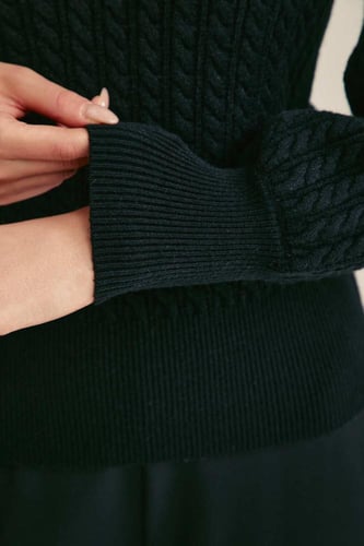 بلوزة محبوكة مزينة بكريستالات