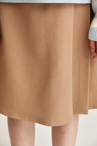 تنورة مُزينة بكسرات جانبية