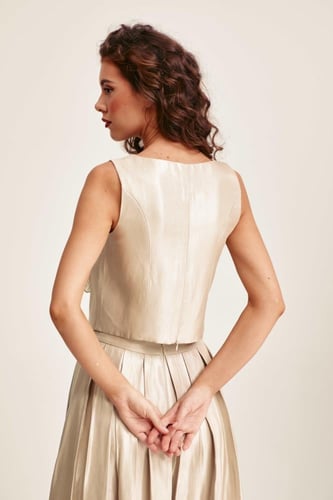 بلوزة بلا أكمام بورود بارزة