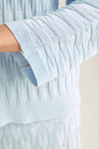 بلوزة محبوكة بقصه واسعة