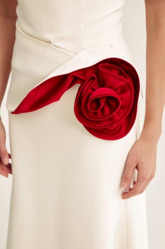 بلوزة بحمالات مزينة بوردة حمراء