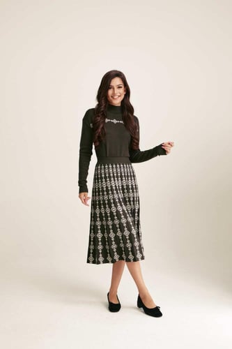 تنورة محبوكة بنقوش هندسية