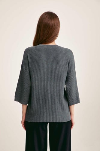 بلوزة محبوكة بأكتاف منسدلة