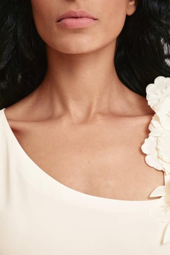 فستان بلا أكمام مٌٌزين بورود