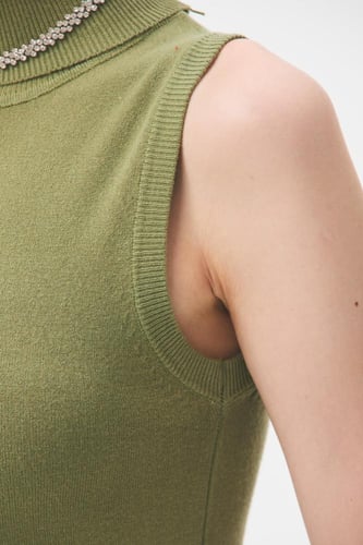 بلوزة بيسك بدون أكمام