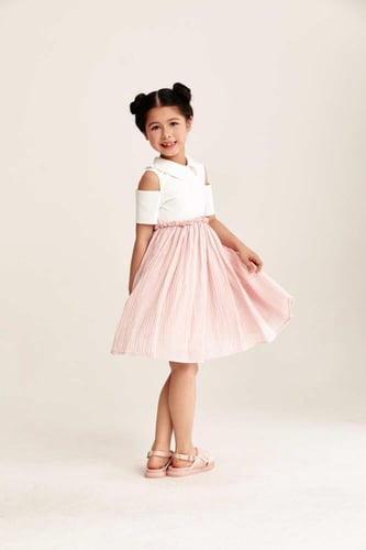 فستات بلا أكتاف مزين بكشكش