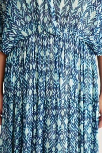 فستان بطبعات هندسية بتفاصيل لامعة