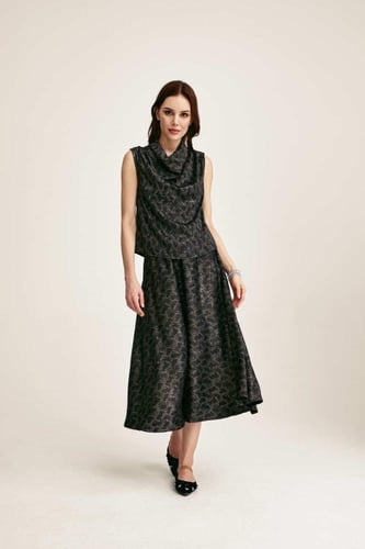 بلوزة بنقشة جلد الأفعى