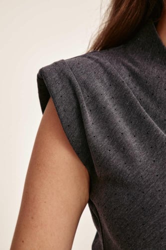 فستان بأكمام قصيرة بحزام هدب