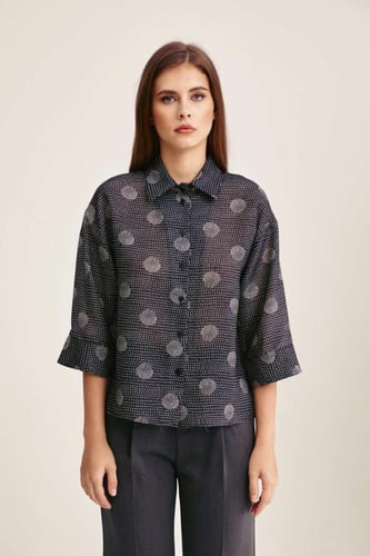 قميص منقط بأكمام متوسطة