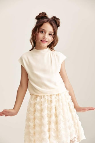 بلوزة بأكمام قصيرة