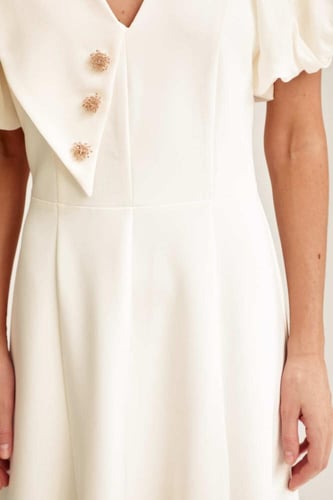 فستان بأكمام قصيرة منفوخة