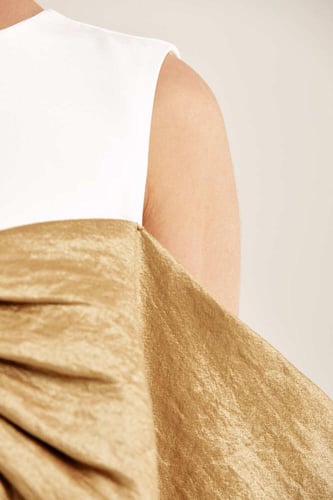 فستان بلا أكمام مزين بفيونكة ذهبية