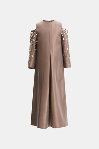 فستان بلا أكتاف مزين بالخرز