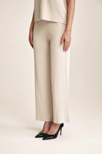 بنطلون محبوك بأرجل واسعة