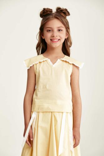 بلوزة بلا أكمام بياقة كشكش