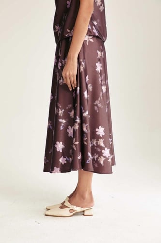 تنورة موردة بقصة كلوش