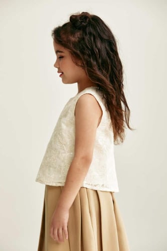 بلوزة مٌطرزة بتفاصيل ترتر