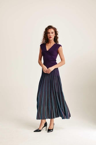 بلوزة ضيقة مزينة بعقدة